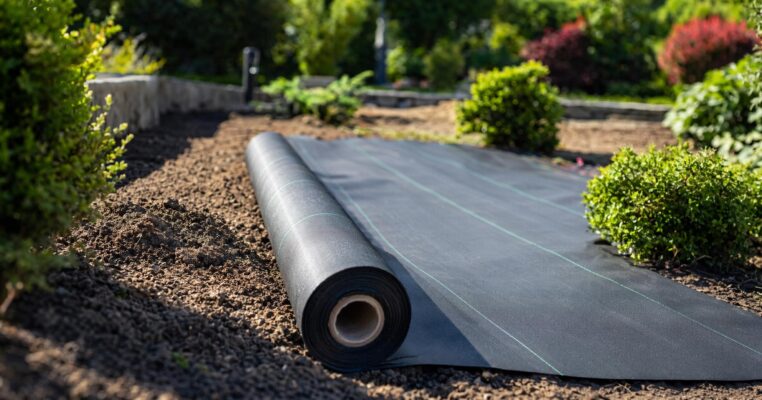 Unkrautvlies verlegen: Tipps und Tricks für einen unkrautfreien Garten